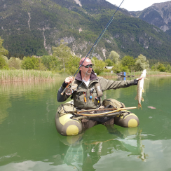 Pesca mosca servisio Guiding in Belly Boat